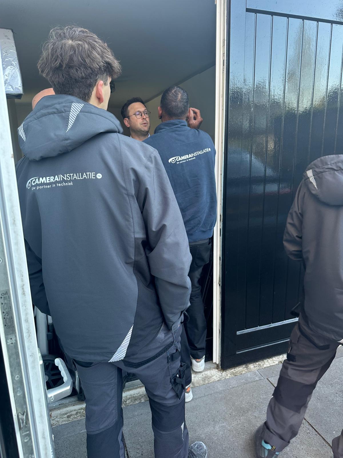 Adviseur loopt de tuin en gevel van een woning door